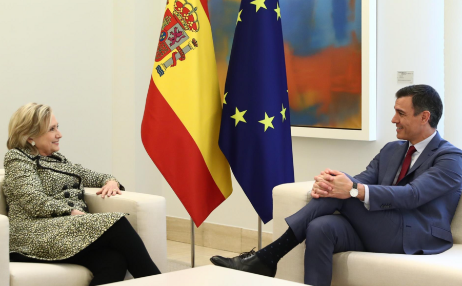  La exsecretaria de Estado estadounidense, Hillary Clinton y el presidente del Gobierno, Pedro Sánchez, en un encuentro en La Moncloa. - FERNANDO.CALVO 