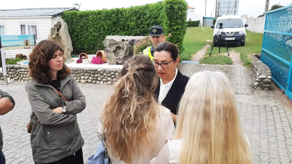  Maica Larriba, subdelegada del Gobierno en Pontevedra, acude al acto de repulsa por el crimen machista de Oia 