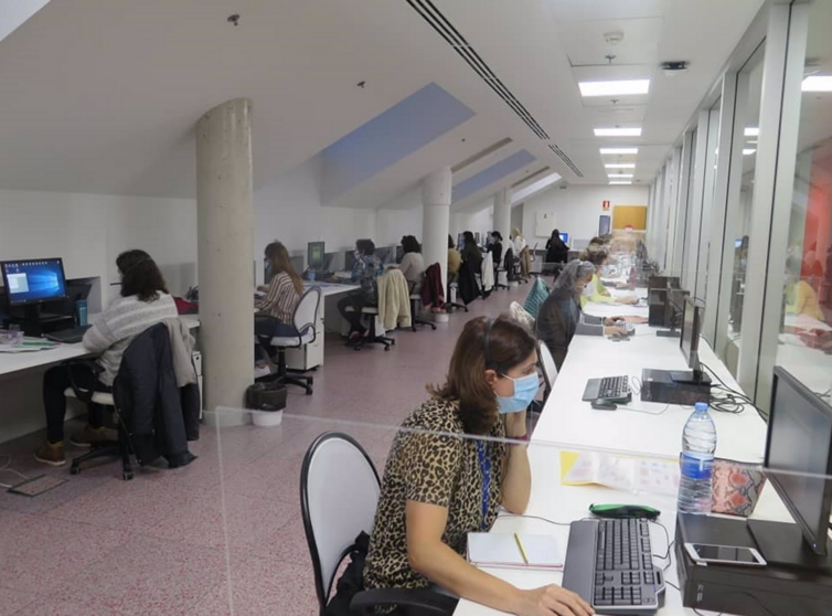  Archivo - Cincuenta administrativos atienden las llamadas de Atención Primaria en el Call Center puesto en marcha por el Principado para recibir las llamadas de los Centros de Salud que no sean respondidas tras seis tonos. - ASTURSALUD - Archivo 