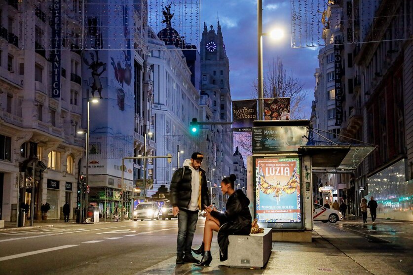  Algunas personas esperan en la calle hasta poder regresar a sus casas tras disfrutar de las fiestas de Nochevieja 