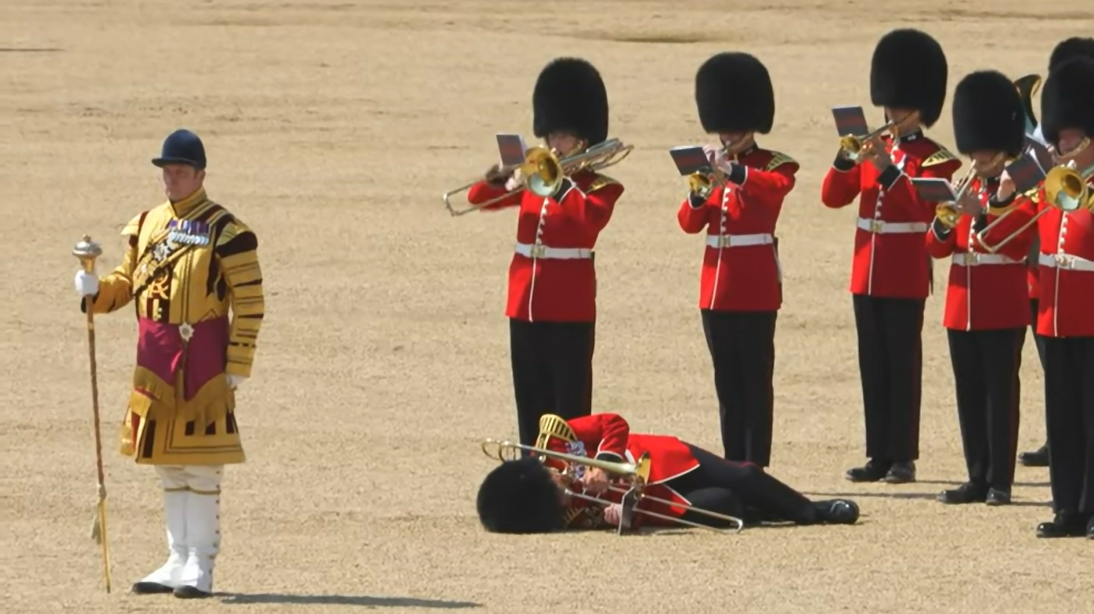  Al menos tres guardias se han desmayado por el calor abrasador durante un desfile militar real este sábado 