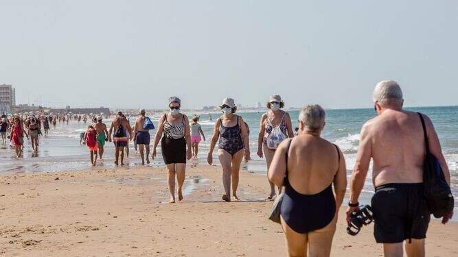  Personas paseando por la playa en Cádiz 