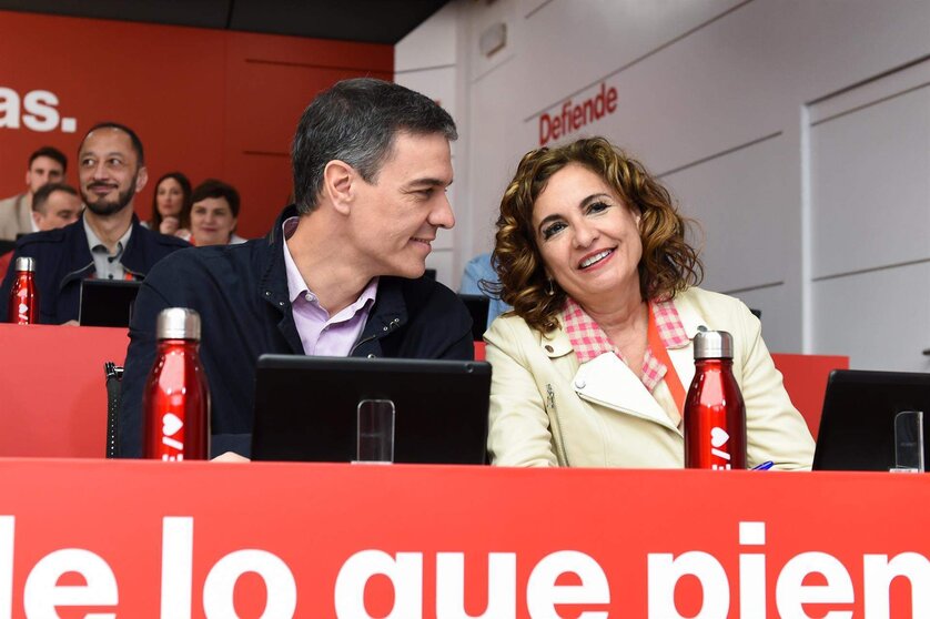  El secretario general del PSOE y presidente del Gobierno, Pedro Sánchez, y la ministra de Hacienda y Función Pública, María Jesús Montero, archivo 