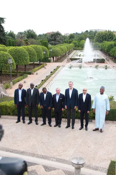  Fotografía de grupo: el Rey Felipe VI y el Rey Abdalá II junto a los jefes de Estado asistentes al Foro 