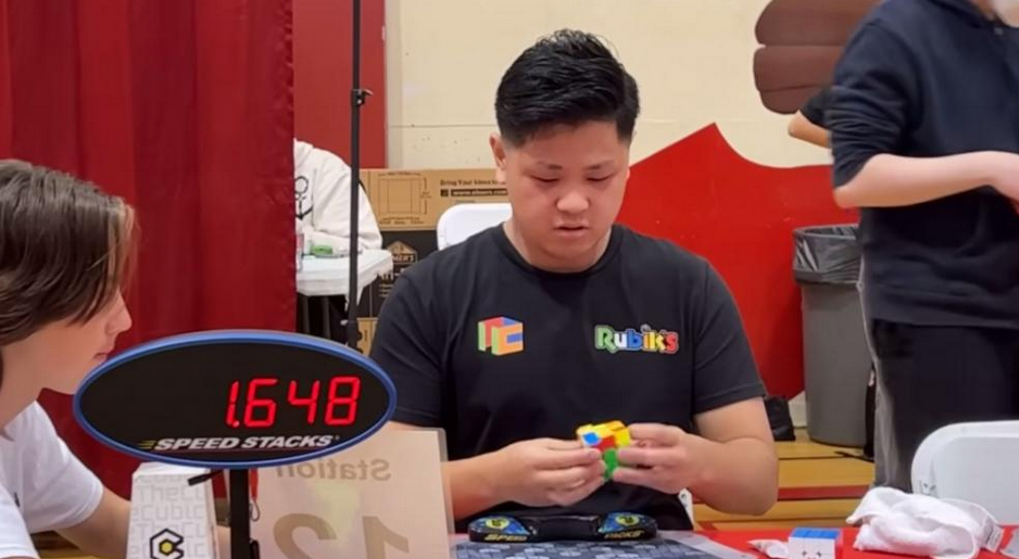  Max Park resolviendo el cubo de rubik en 3 segundos.YOUTUBE 