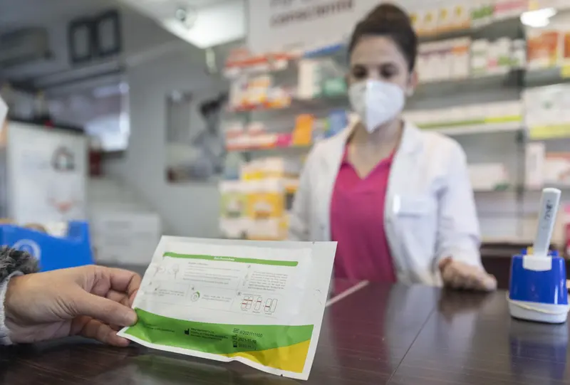  Una mujer con un test de antígenos en la farmacia ‘Las Gemelas’, a 10 de enero de 2022, en Madrid (España). - Eduardo Parra - Europa Press 