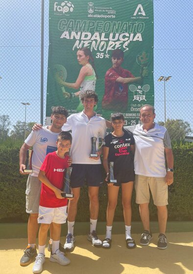  los cuatro cordobeses con sus trofeos junto al responsable de la Federación Andaluza en Córdoba, Paco Arrebola, uno de los jueces árbitros del campeonato 