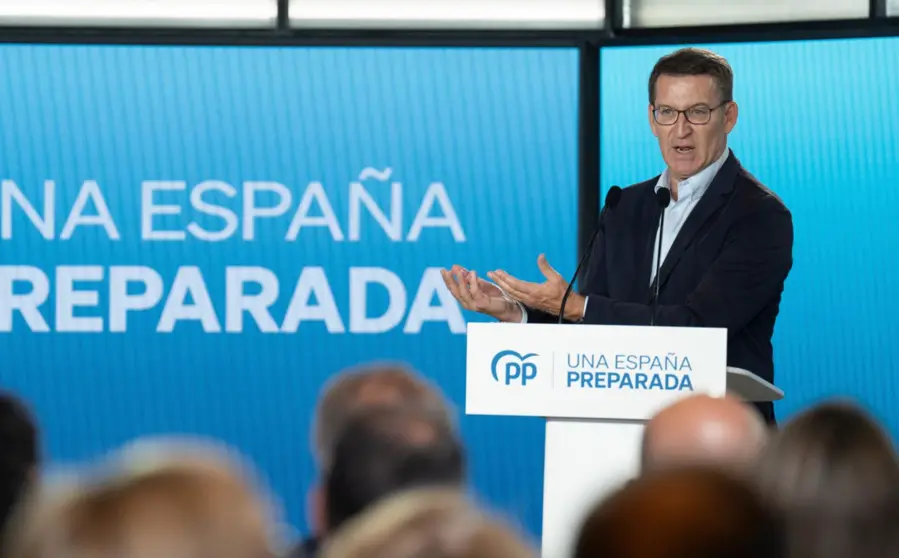  El presidente del PP, Alberto Núñez Feijóo, este lunes en el acto en Barcelona - David Zorrakino - Europa Press 