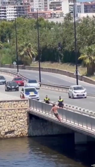  El hombre que se lanzó al puente y la policía local 