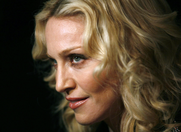  Archivo - FILED - 13 February 2008, Berlin: US pop star Madonna arrives to the premiere of her film "Filth and Wisdom". Madonna encouraged Prince Harry and his wife Meghan Markle to move to the United States. Photo: Jan Woitas/dpa - Jan Woitas/dpa - Archivo 