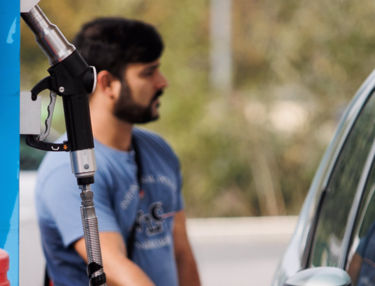  Archivo - Un hombre reposta carburante en una gasolinera - Alejandro Martínez Vélez - Europa Press - Archivo 