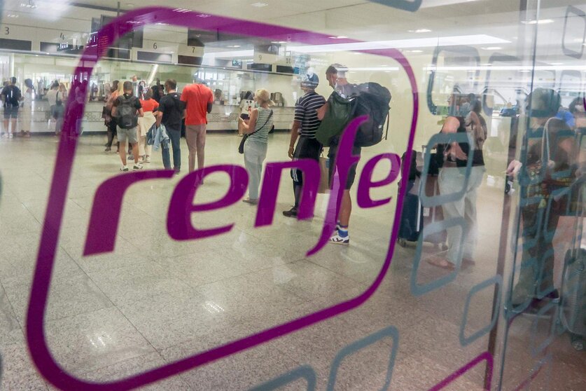  Pasajeros esperan para ser atendidos, en la estación de Chamartín 