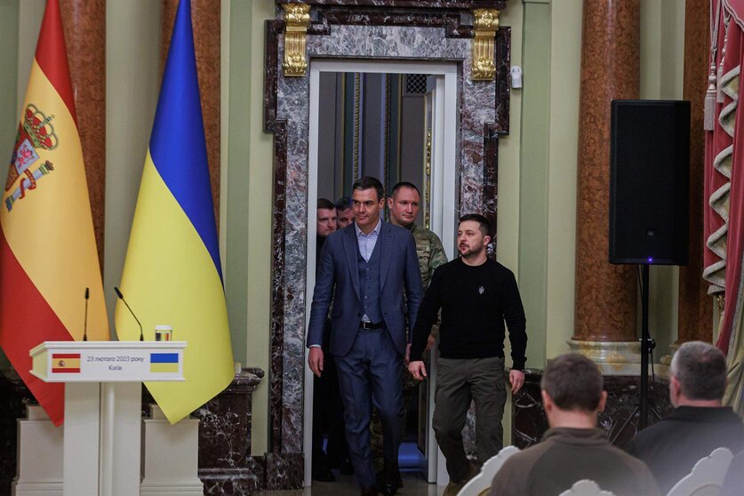  El presidente del Gobierno de España, Pedro Sánchez (c), y el presidente de Ucrania, Volodimir Zelenski (1d) 