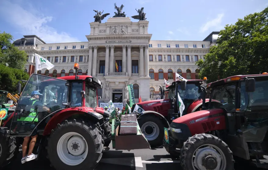  Tractores delante del Ministerio de Agricultura durante una tractorada convocada por la Unión de Uniones de Agricultores y Ganaderos, a 5 de julio de 2023, en Madrid (España). La protesta se ha desarrollado con el fin de reclamar más ayudas y celeridad en - Fernando Sánchez - Europa Press 