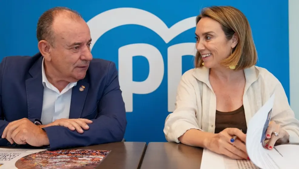  La secretaria general del PP, Cuca Gamarra, y el presidente de la RFEC, Manuel Gallardo, en la firma del 'Compromiso Político con la Actividad Cinegética 2023-27' que promueven los cazadores. - REAL FEDERACIÓN ESPAÑOLA DE CAZA 