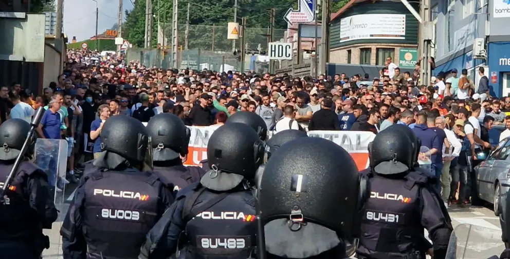  Agentes de Policía 'antidisturbios' en una manifestación de trabajadores en Vigo - Javier Vázquez - Europa Press 