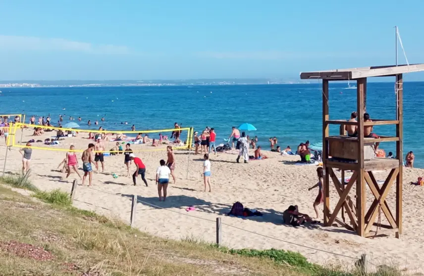  Archivo - Bañistas en una playa de Palma en un día soleado. - EUROPA PRESS - Archivo 