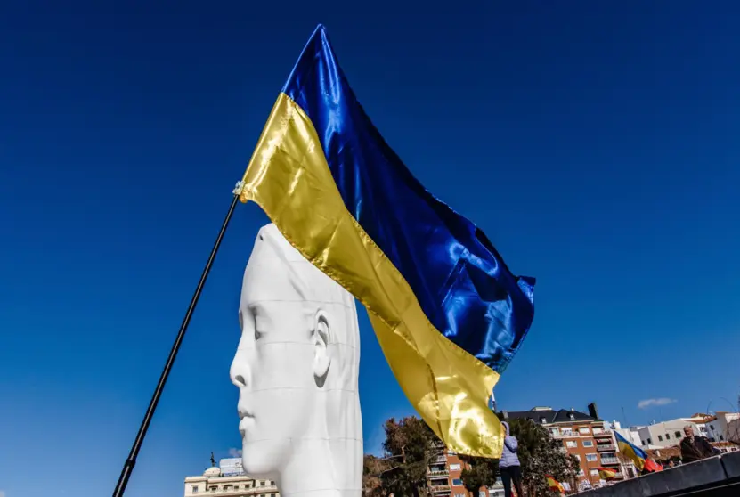  Archivo - Una bandera de Ucrania junto a la escultura 'Julia' de Jaume Plensa en una concentración para pedir el fin de la guerra en Ucrania, en la Plaza de Colón, a 26 de febrero de 2023, en Madrid, (España). - Carlos Luján - Europa Press - Archivo 