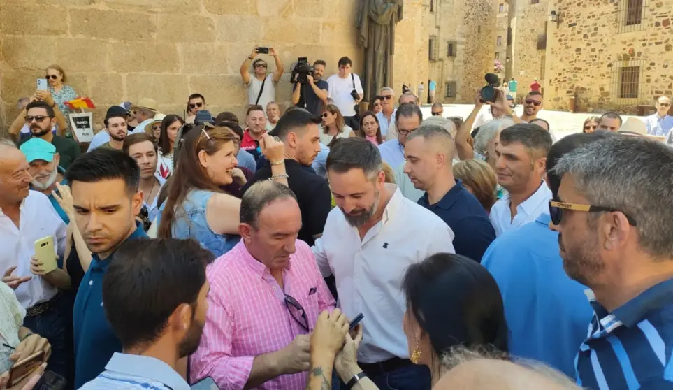  El líder de Vox, Santiago Abascal, saluda a simpatizantes en Cáceres - EUROPA PRESS 