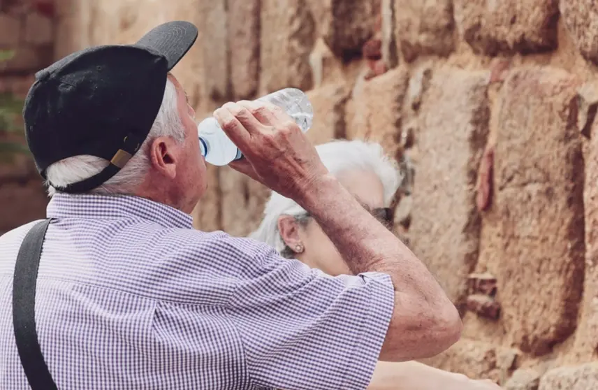  Archivo - Un hombre mayor bebe agua de una botella en un día de intenso calor. - AYUNTAMIENTO DE MÉRIDA - Archivo 