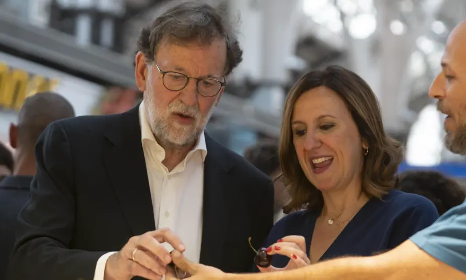  El expresidente del Gobierno y del PP Mariano Rajoy junto a la alcaldesa de València, María José Catalá, durante su visita al Mercado Central. - JORGE GIL- EUROPA PRESS 