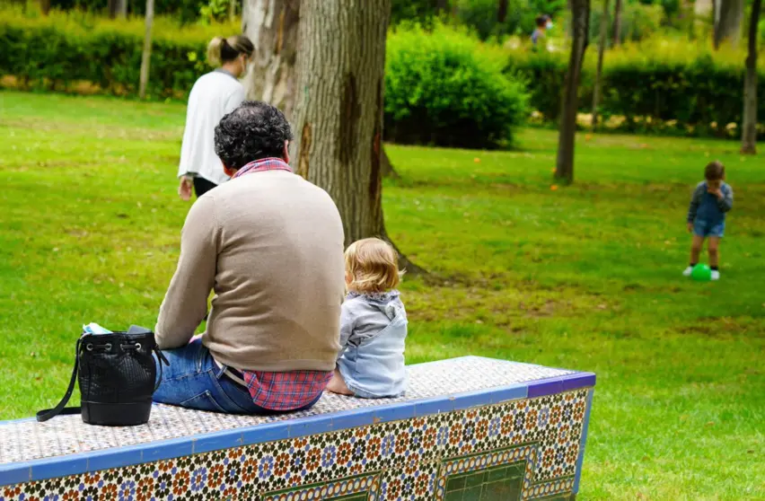  Archivo - Un padre con su hijo en el Parque de Maria Luisa, en Sevilla - Eduardo Briones - Europa Press - Archivo 