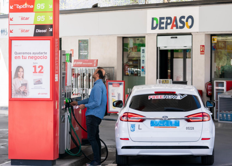  Archivo - Una persona reposta en una gasolinera CEPSA de Avenida de Portugal en Móstoles, a 5 de abril de 2023, en Madrid (España). - A. Pérez Meca - Europa Press - Archivo 