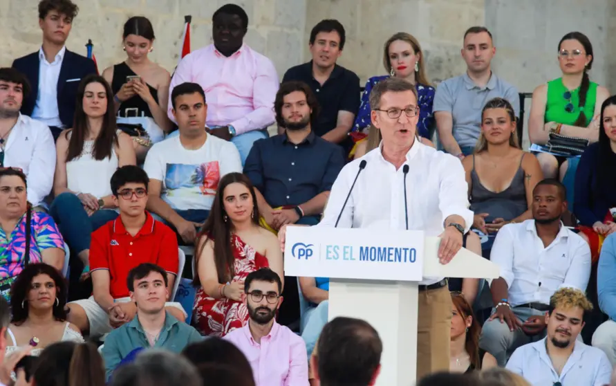  El presidente del PP, Alberto Núñez Feijóo, durante un acto de campaña del PP, en la plaza de Santa María, a 13 de julio de 2023, en Burgos, Castilla y León (España). Este acto del PP se realiza de cara a las próximas elecciones generales del 23 de julio. - Tomás Alonso - Europa Press 