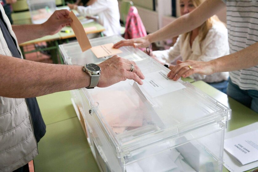  Un ciudadano deposita su voto en una urna electoral 