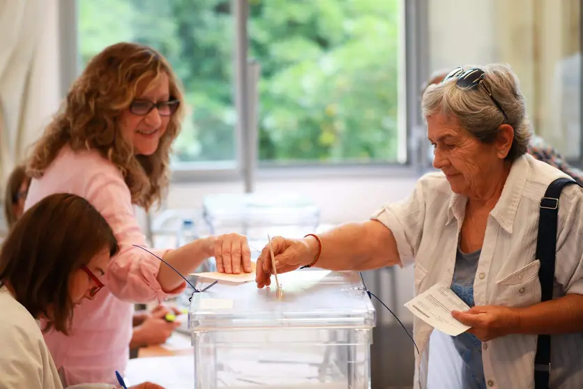  Una persona ejerce su derecho al voto, a 28 de mayo de 2023, en Palma, Mallorca, Baleares 