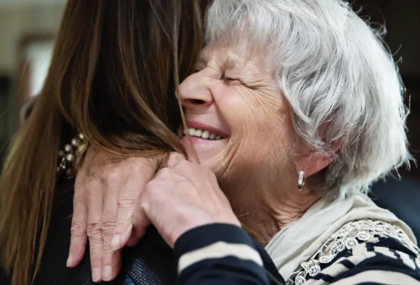  Archivo - Una abuela abraza a su nieta. - FUNDACIÓN ORANGE - Archivo 