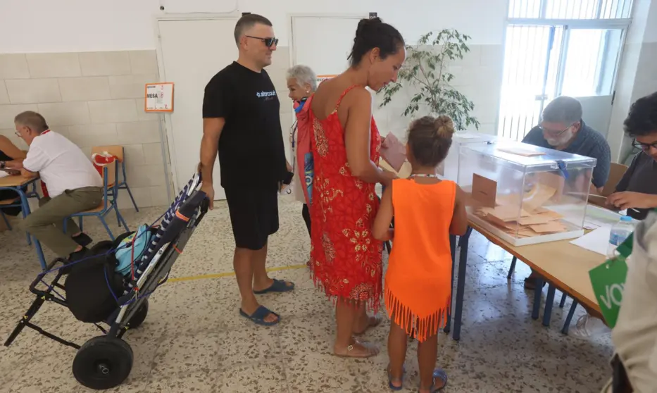  Varias personas con ropa de baño y utensilios de playa ejercen su derecho a voto durante las elecciones generales, en el Colegio La Caleta, a 23 de julio de 2023, en Cádiz (Andalucía, España). - Nacho Frade - Europa Press 