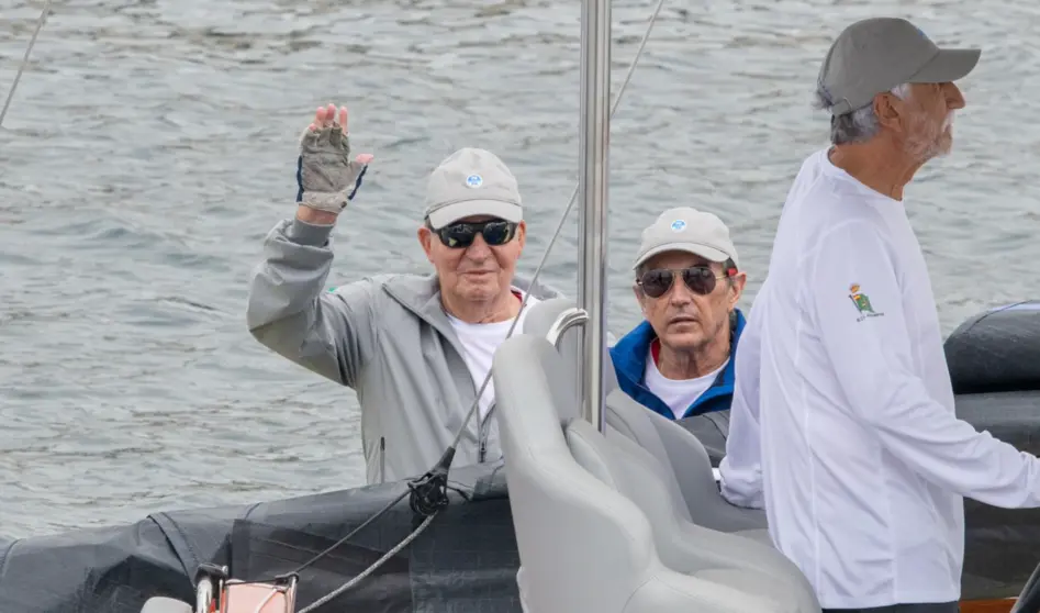  El Rey Juan Carlos y Pedro Campos en El Bribón, a 27 de julio de 2023, en Sanxenxo, Pontevedra, Galicia (España). - José Oliva - Europa Press 