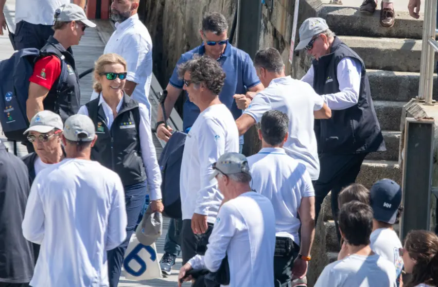  El Rey Don Juan Carlos I y la Infanta Elena en el puerto de Sanxenxo antes de embarcar "El Bribón" a 29 de julio de 2023, en Sanxenxo, Pontevedra, Galicia (España). - José Oliva - Europa Press 