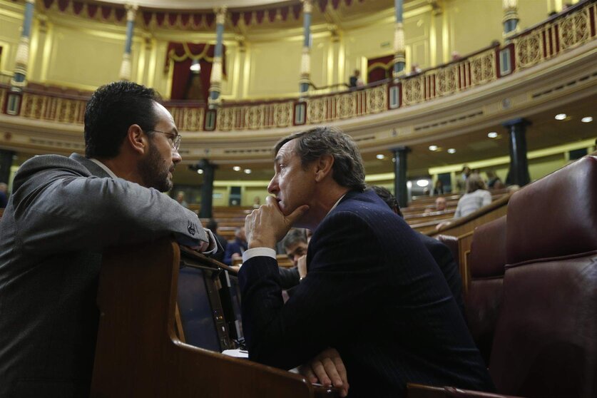  Rafael Hernando y Antonio Hernando hablando en el Congreso 