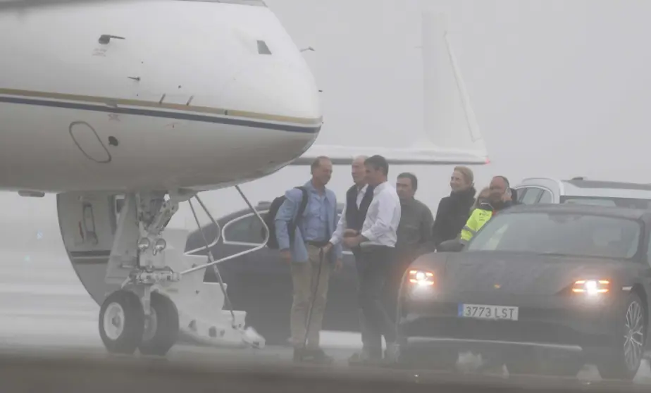  El rey emérito abandona Galicia desde el aeropuerto de Peinador, en Vigo. 