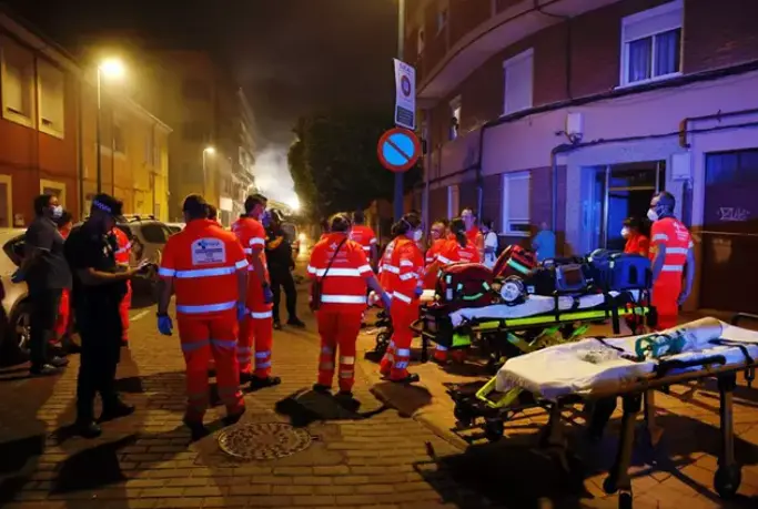  Un grupo de los servicios sanitarios trabajan en el edificio de la calle Goya afectado, a 1 de agosto de 2023, en Valladolid, Castilla y León (España). 