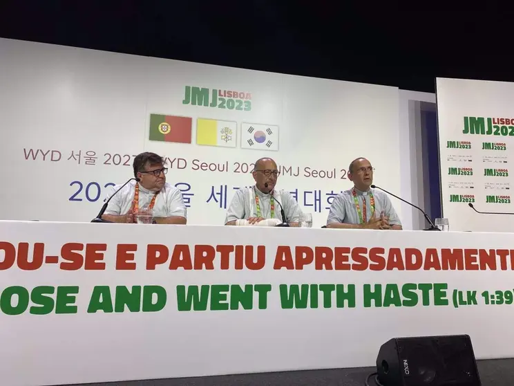  Raúl Tinajero, el cardenal Juan José Omella y José Gabriel Vera, en la rueda de prensa de la Conferencia Episcopal Española en Lisboa 