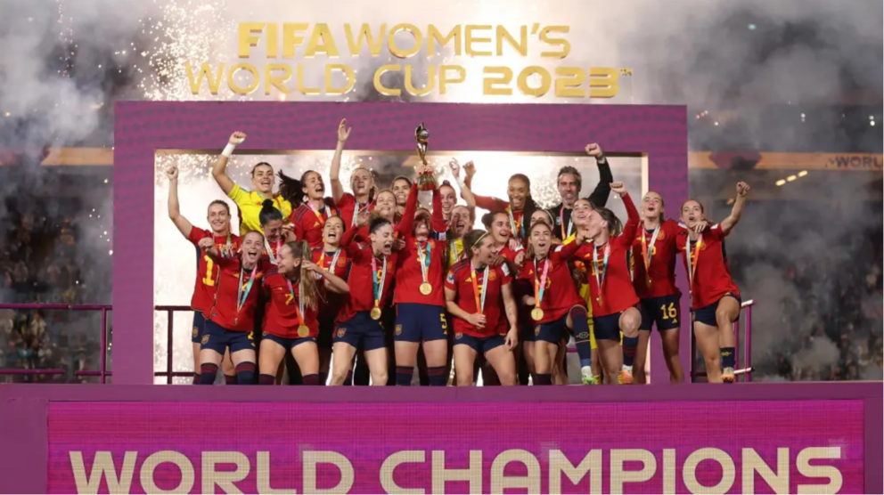 España levantando la copa de campeonas