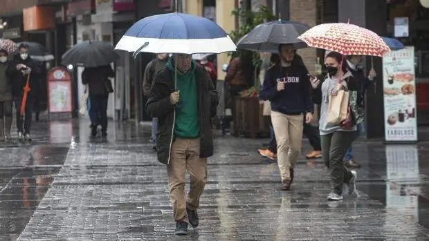  Personas caminando por Córdoba bajo la lluvia 