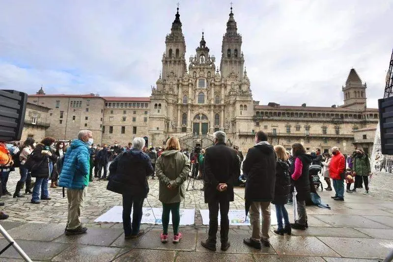  Los jóvenes en su llegaada a la Plaza del Obradoiro, en Santiago de Compostela 