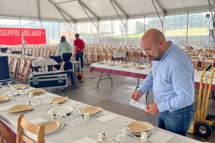  El secretario de Organización del PSdeG, José Manuel Lage, supervisa los preparativos de la XII Festa Socialista de Galicia 