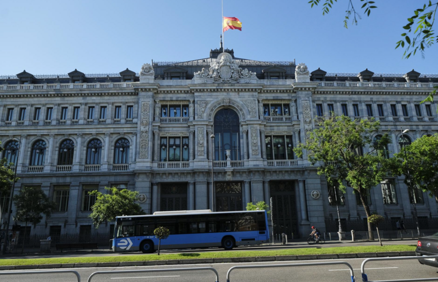  Archivo - Bandera de España a media asta en la sede del Banco de España. - Jesús Hellín - Europa Press - Archivo 