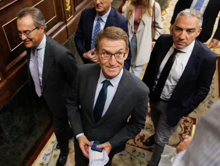  El presidente del PP, Alberto Núñez Feijóo (c) y el coordinador General del Partido Popular, Elías Bendodo (d), salen de una sesión plenaria, en el Congreso de los Diputados, a 21 de septiembre de 2023, en Madrid (España). Durante el Pleno de hoy se trami - Eduardo Parra - Europa Press 