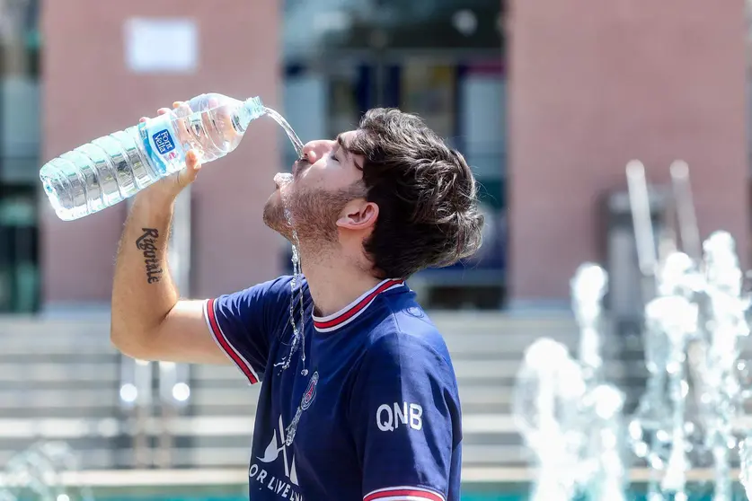  Un joven bebe agua para combatir la segunda ola de calor del verano 