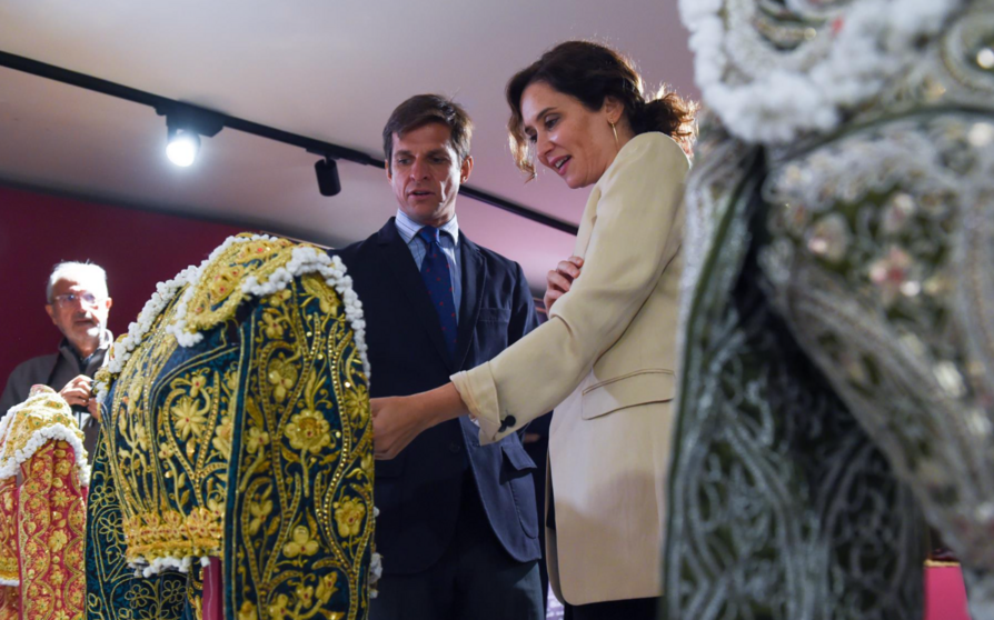  La presidenta de la Comunidad de Madrid, Isabel Díaz Ayuso, y el torero El Juli durante la inauguración de una exposición monográfica 'El Juli' que le rinde homenaje, en la Plaza de Toros de Las Ventas, a 20 de septiembre de 2023, en Madrid (España). - Gustavo Valiente - Europa Press 