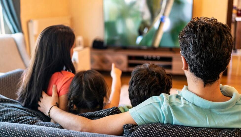  Familia viendo la televisión 