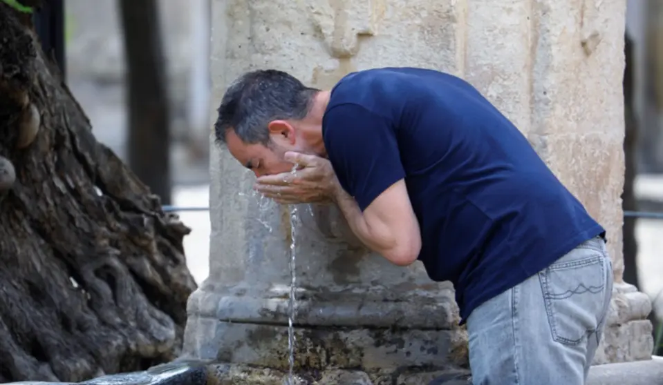  Un hombre se refresca en una fuente (Córdoba). 