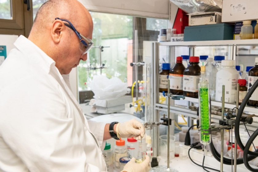  Miguel Ángel González Cardenete, investigador del CSIC en el Instituto de Tecnología Química (ITQ, CSIC – UPV) y autor principal del trabajo, en su laboratorio. - VICENTE LARA ACOM UPV 