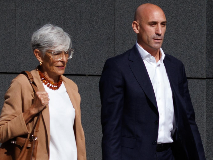  El expresidente de la Real Federación Española de Fútbol (RFEF), Luis Rubiales y su abogada, Olga Tubau, a su llegada a declarar en la Audiencia Nacional - EDUARDO PARRA / EUROPA PRESS 